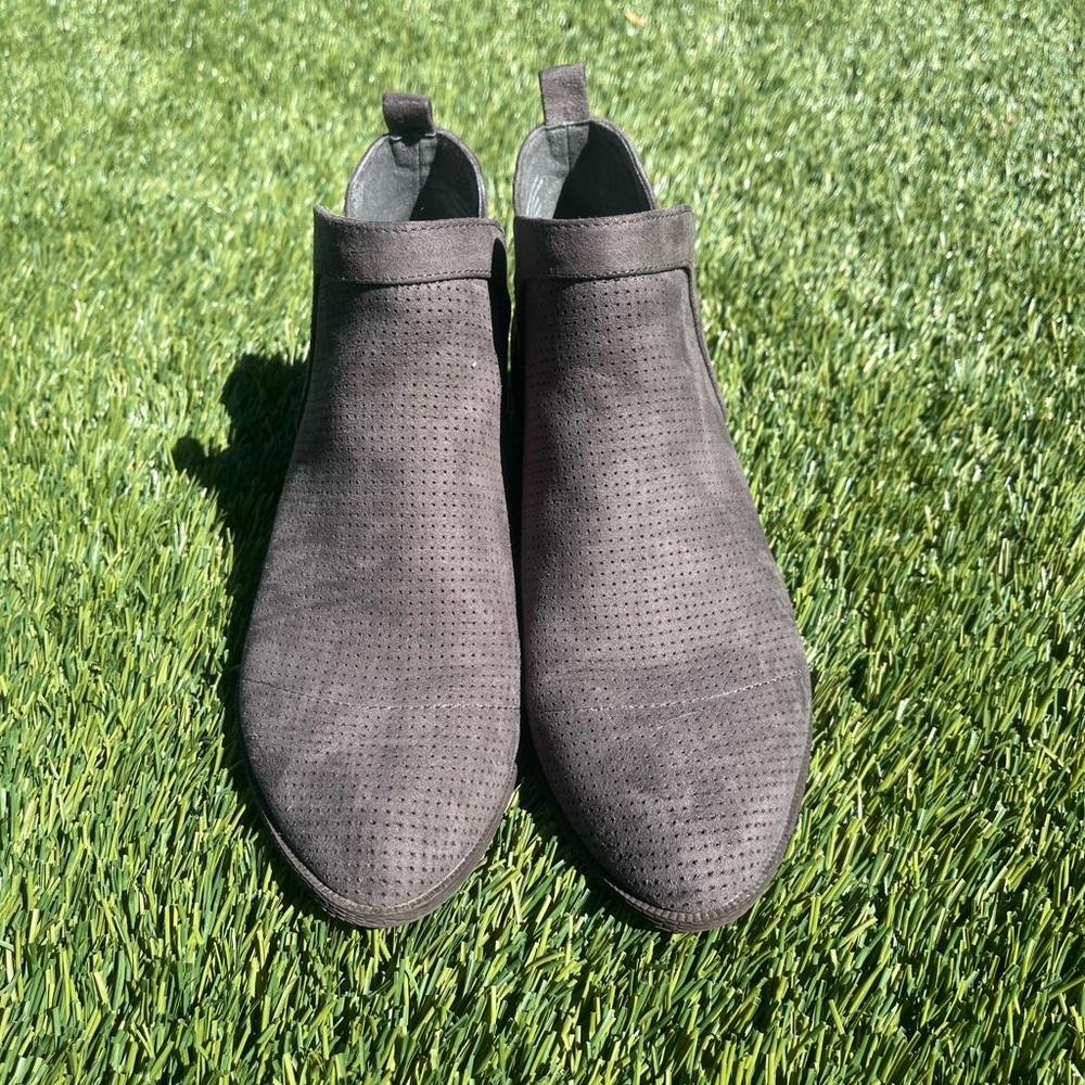 Style & Co Gray Suede Ankle Boots Size 6.5 Like New/EUC - Picture 2 of 10